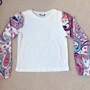 Long-sleeved white waffle top & patterned sleeves